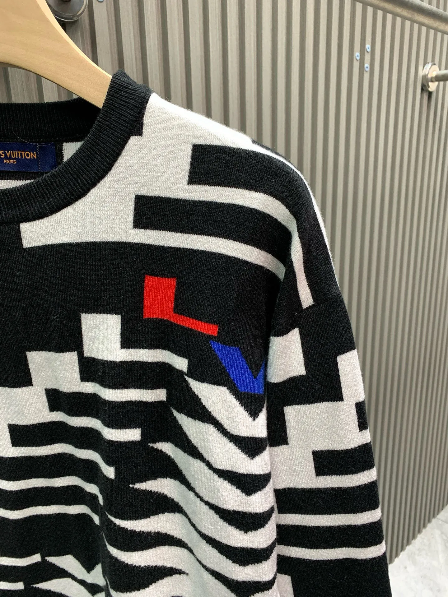 🅿️360 🀄️ Louis Vuitton 1v 2025 new jacquard knitted wool pullover ⚠️The original internal price is 15600 purchased💰 This style is made of 50 wool 50 polyamide fiber 26-count double-ply blended yarn and is dyed blue and red on the board. The flowers are manually counted by the painter and then finely modified. It adopts imported 12-knitting machine full-piece cylindrical jacquard and 3-color cylindrical hanging jacquard process. It takes 380 minutes. Special wool washing process makes the fabric texture softer and more delicate. The velvet feel has warmth and affinity. The touch is self-evident. There is no thorny feeling when worn next to the body. It has excellent thermal insulation coefficient and does not deform. Same style for men and women.
